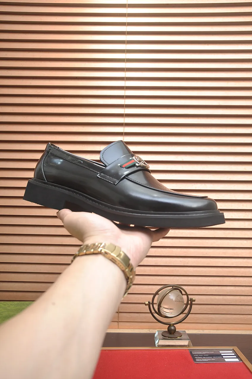 Men's shoes💰540💶Italy's top luxury men's shoe giant (GUCCI) (Gucci) (full cowhide lining) new arrival🍃Original European style🔰 Pleasant to the eye😍In order to make the shoes more durable and non-deformable🌀The production continues to follow traditional methods but there is still no lack of innovation💪Choose original sheepskin for the leather♻️ Smooth and natural And extra bright ⭐Made of imported cowhide, the first choice of rich people 38-45 (45 customized)